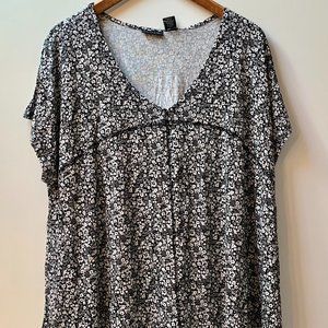 Tahari capped sleeve women's top.